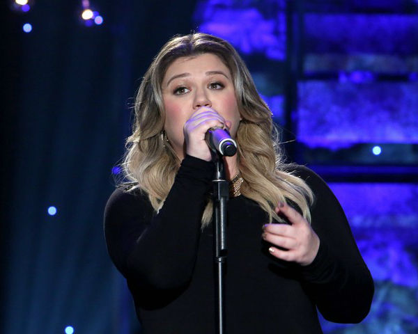 Kelly Clarkson Update: 'American Idol' Alum Sings 'Piece by Piece' On ...