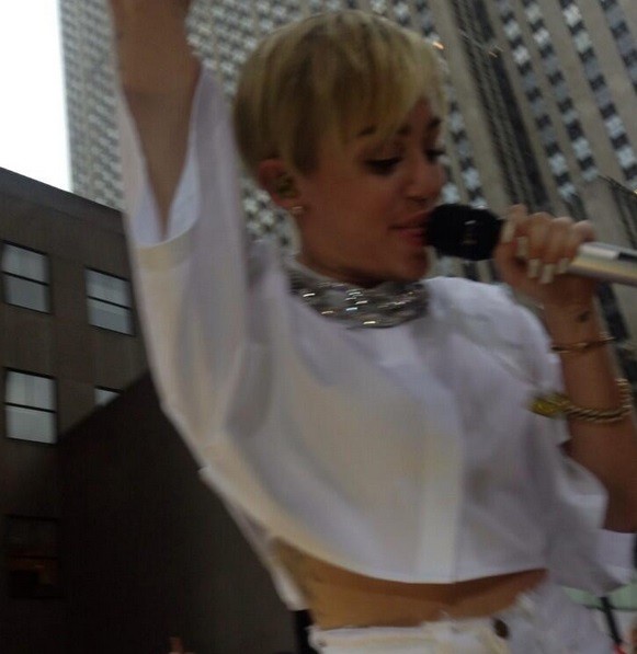 Miley Cyrus Wardrobe Malfunction In Shorts Flashes Front And Bottom During We Cant Stop 