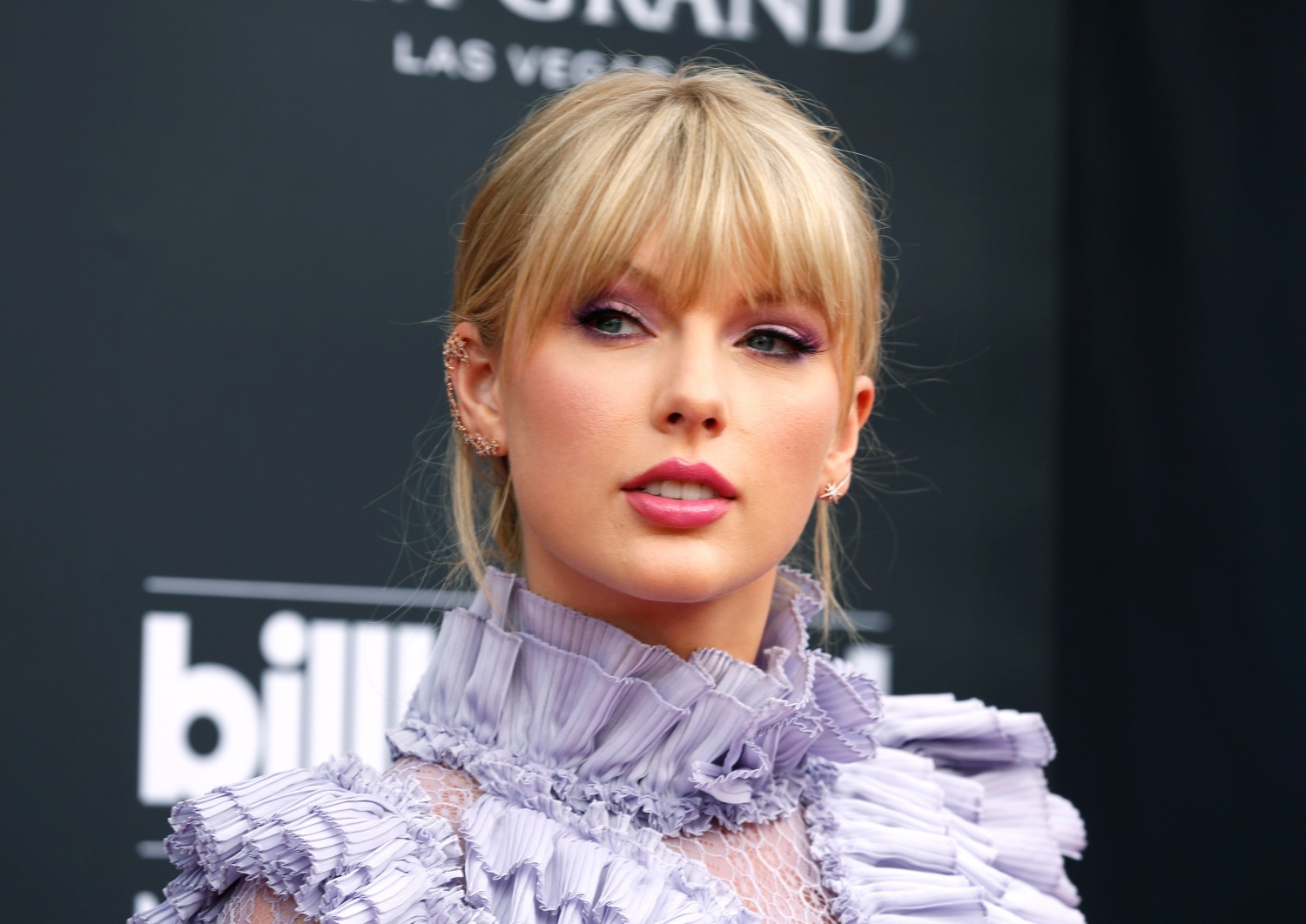 Oscars 2020 Taylor Swift Has Her Claws On An Award Enstarz