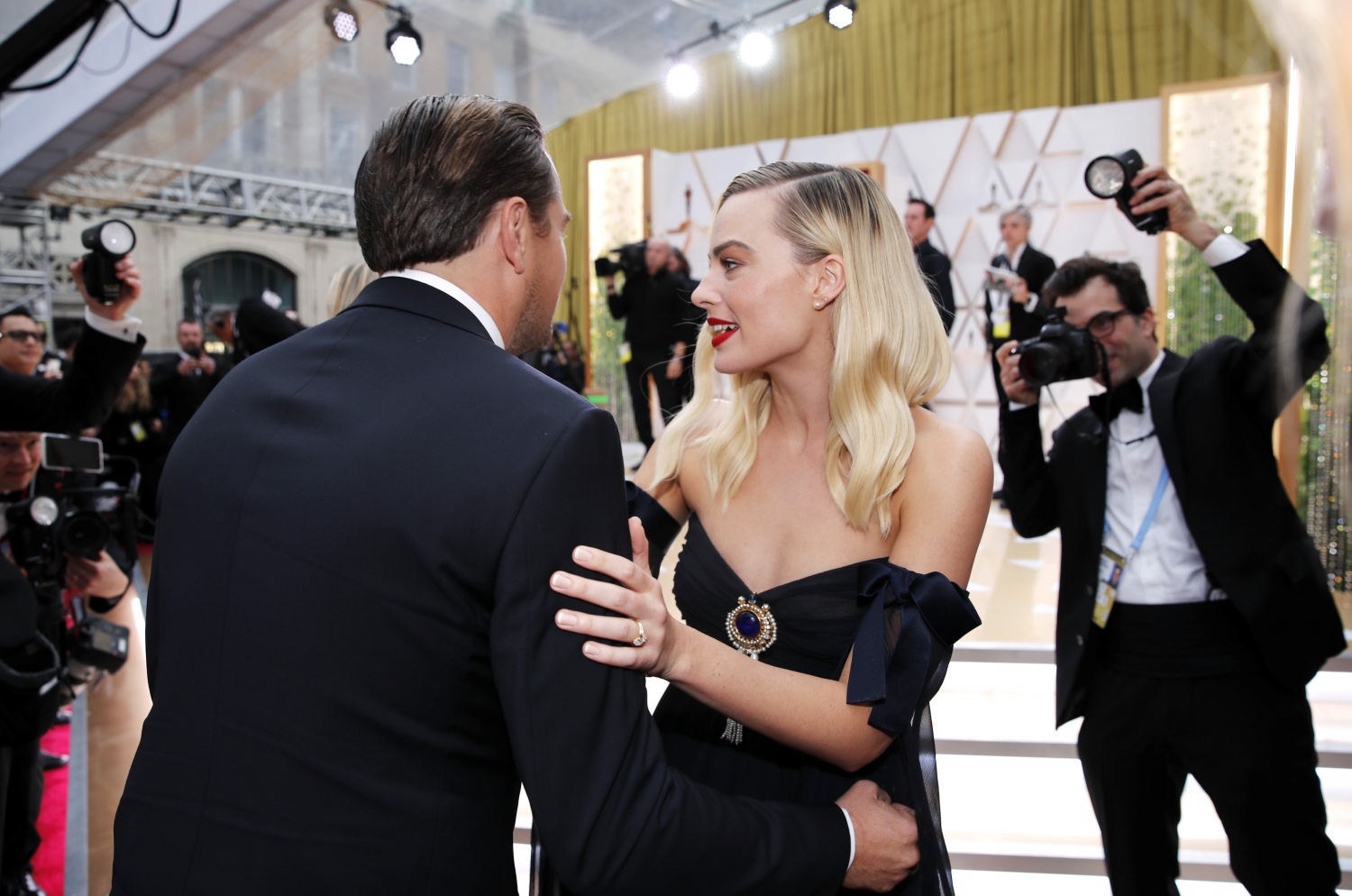 Margot Robbie, Leo DiCaprio Hug and Flirt In Front of ...