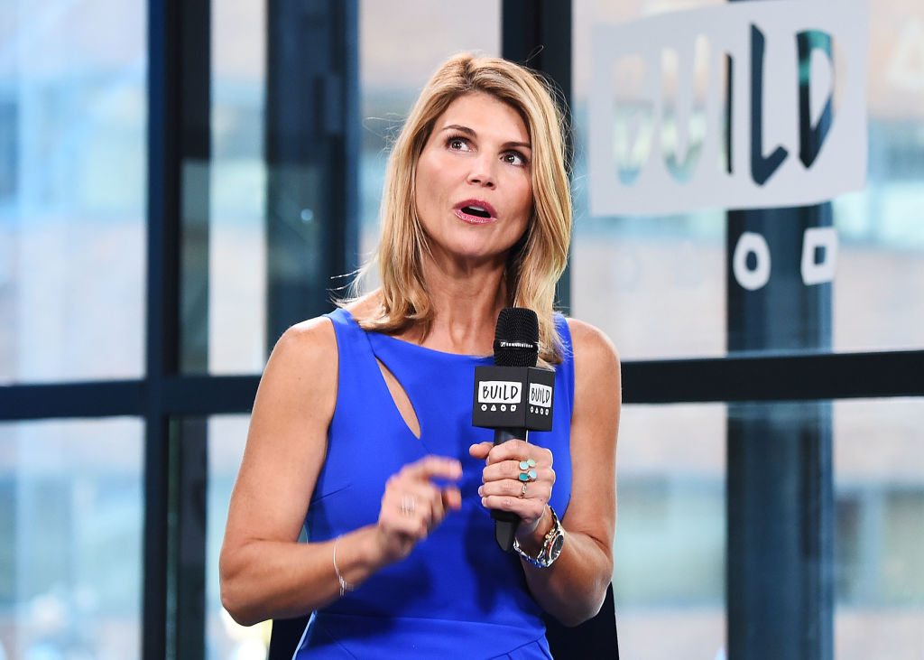 Lori Loughlin Shocks With First Ever Red Carpet Walk After College Admissions Scandal Enstarz
