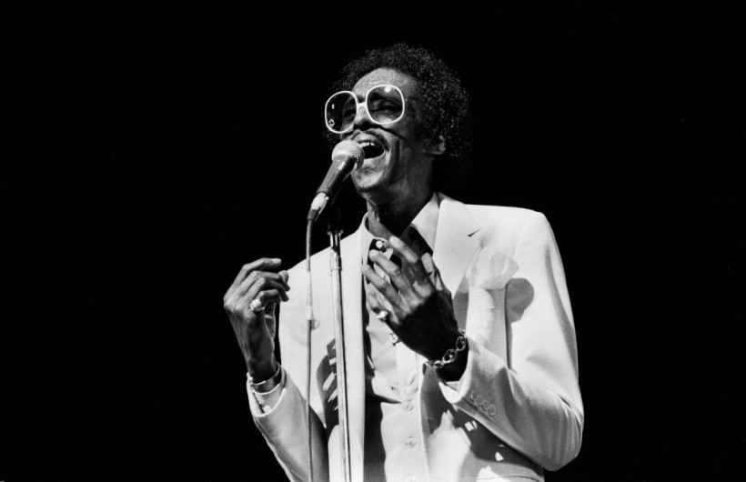 David Ruffin of the Temptations performs onstage at the Auditorium Theatre, Chicago, Illinois