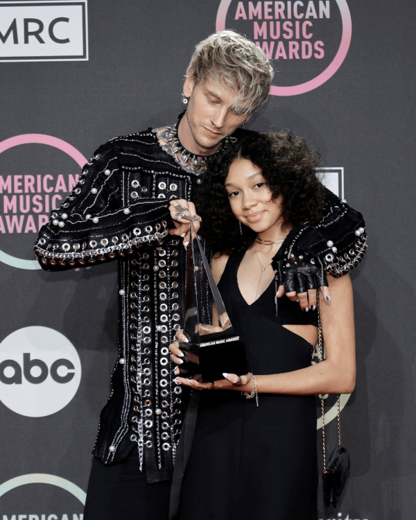 Machine gun kelly and casie colson baker at the 2021 amas