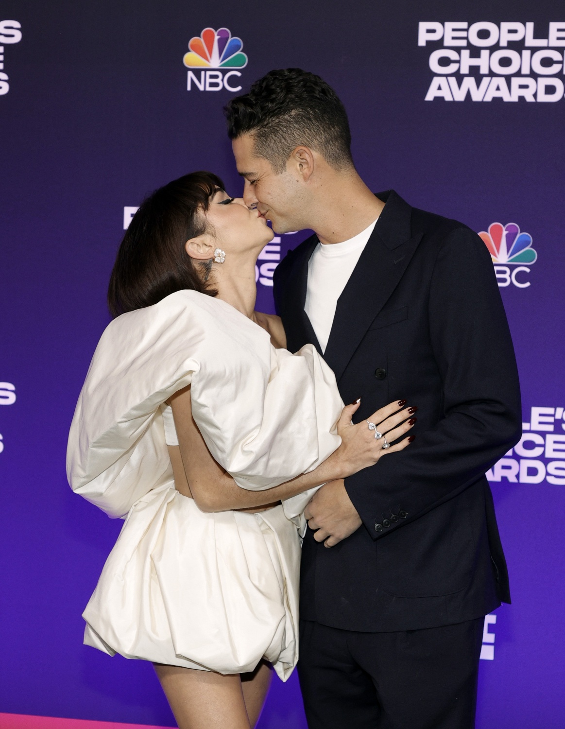  Sarah Hyland and partner Wells Adams arrive for the 47th People's Choice Awards at the Barker Hangar in Santa Monica, California, December 7, 2021. (Photo by Lisa O'CONNOR / AFP) (Photo by LISA O'CONNOR/AFP via Getty Images)