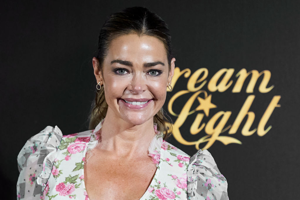 Denise Richards Proudly Did This on a Plane, Former ‘RHOBH’ Star Blasted by Netizens as Attention-Seeker?