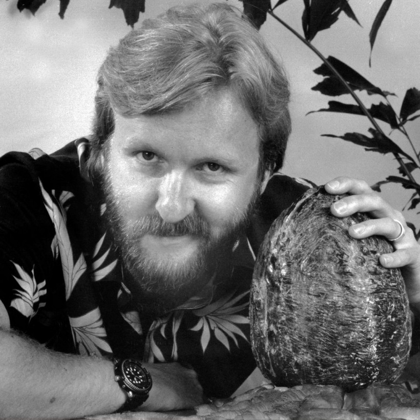'Alien 2' Producer James Cameron with prop from the movie, July 16, 1986 in Los Angeles, California. (Photo by Getty Images/Bob Riha, Jr.)