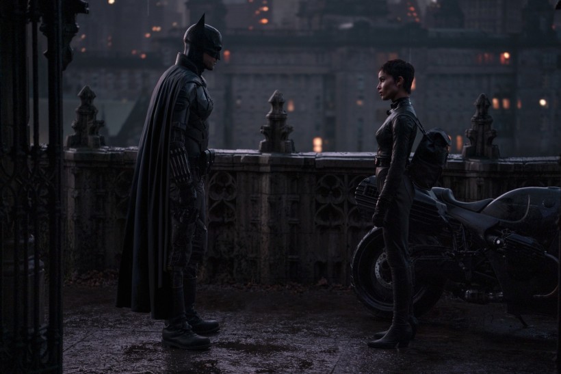 Caption: (L-r) ROBERT PATTINSON as Batman and ZOË KRAVITZ as Selina Kyle in Warner Bros. Pictures’ action adventure “THE BATMAN,” a Warner Bros. Pictures release.