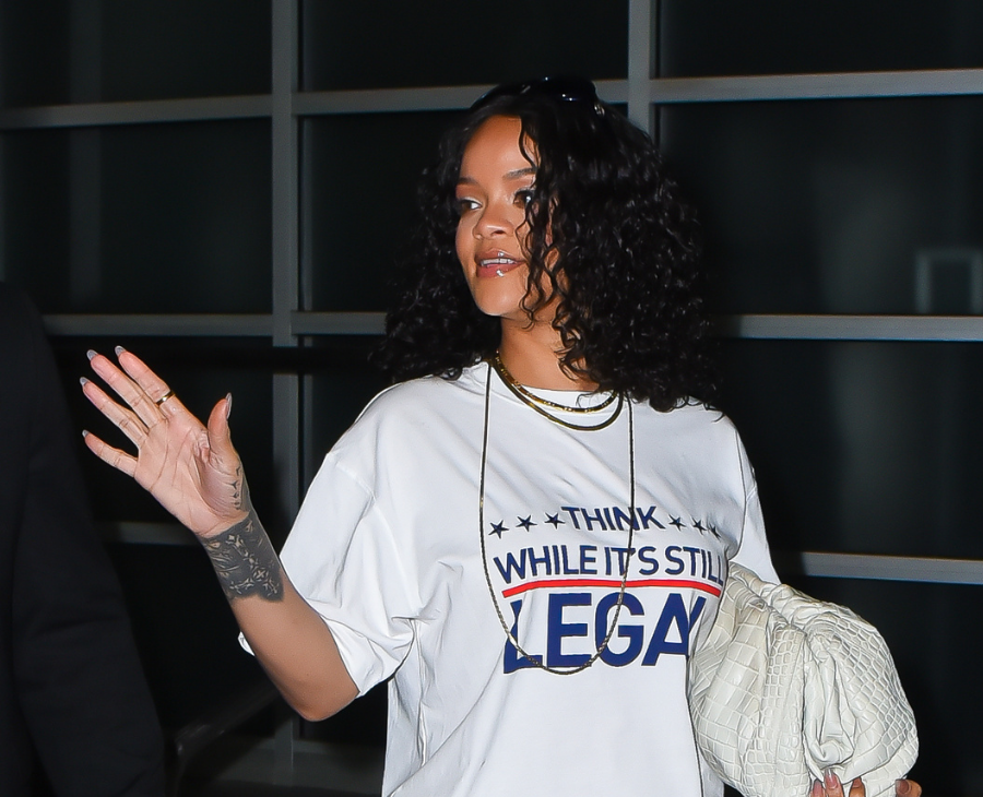 rihanna posts new pregnancy fit and is absolutely glowing