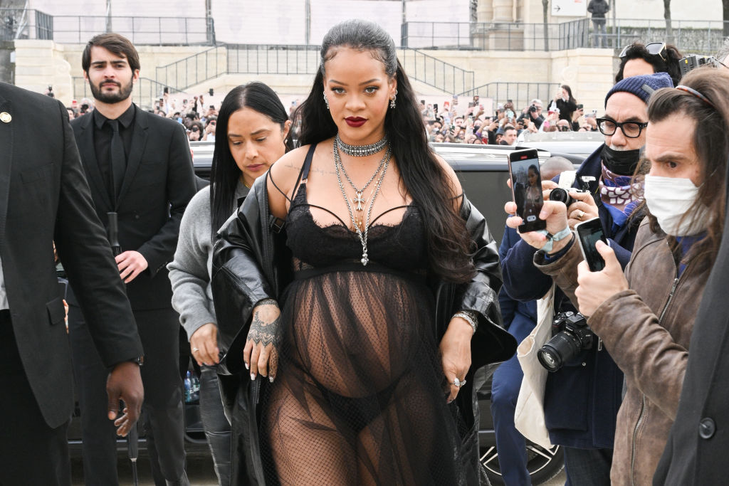 Rihanna attends the Dior Womenswear Fall/Winter 2022/2023 show as part of Paris Fashion Week on March 01, 2022 in Paris, France.