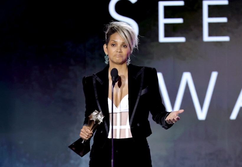 Halle Berry accepts the #SeeHer Award onstage during the 27th Annual Critics Choice Awards at Fairmont Century Plaza on March 13, 2022 in Los Angeles, California. )