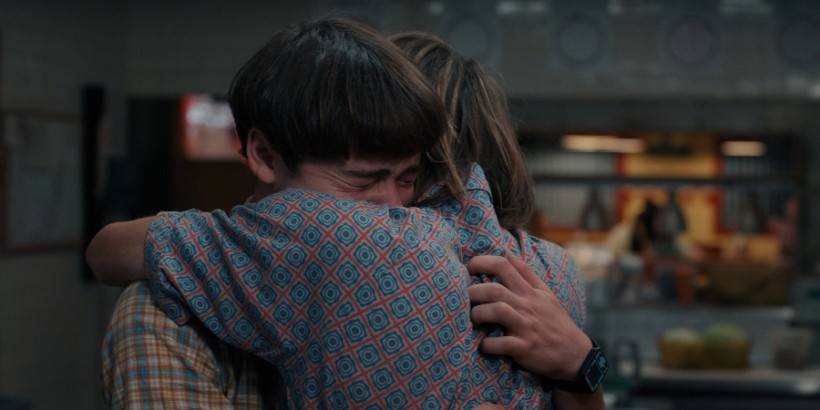 STRANGER THINGS. (L to R) Noah Schnapp as Will Byers and Charlie Heaton as Jonathan Byers in STRANGER THINGS. Cr. Courtesy of Netflix © 2022 Production Stills