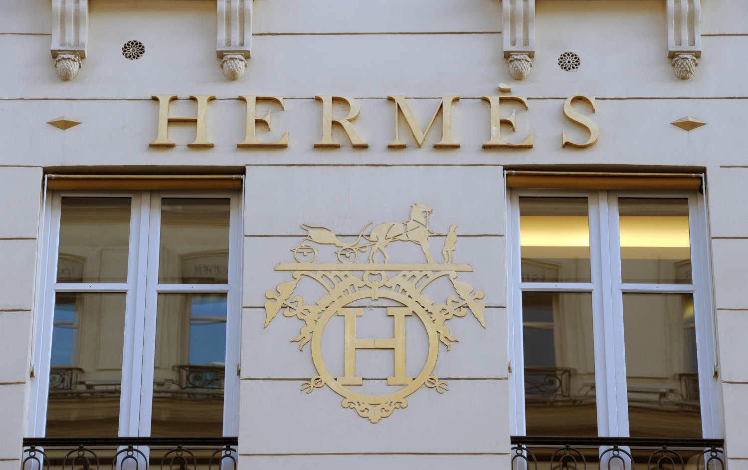 Picture of the frontage of a French luxury goods firm Hermes