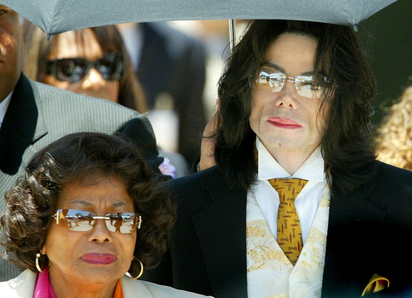 SANTA MARIA, CA - JUNE 3: Michael Jackson and his mother Katherine Jackson exit the courtroom after his child molestation trial is turned over to the jury for delibration at the Santa Barbara County Courthouse June 3, 2005 in Santa Maria, California. Jackson is charged in a 10-count indictment with molesting a boy, plying him with liquor and conspiring to commit child abduction, false imprisonment and extortion. (Photo by Frederick M. Brown/Getty Images)