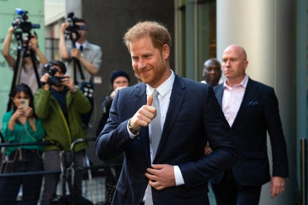 LONDON, ENGLAND - JUNE 7: Prince Harry, Duke of Sussex, gives a thumbs up as he leaves after giving evidence at the Mirror Group Phone hacking trial at the Rolls Building at High Court on June 7, 2023 in London, England. Prince Harry is one of several claimants in a lawsuit against Mirror Group Newspapers related to allegations of unlawful information gathering in previous decades. 