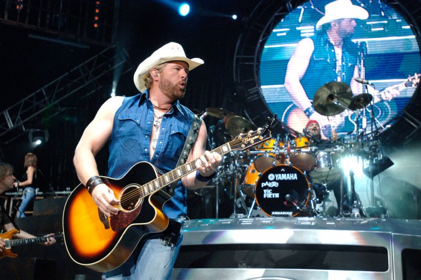 Toby Keith performs at Shoreline Amphitheatre on August 30, 2007 in Mountain View, California. (Photo by Tim Mosenfelder/Getty Images)