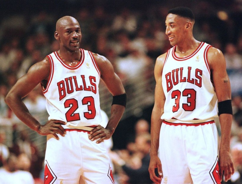 Michael Jordan (L) and Scottie Pippen (R) of the Chicago Bulls talk during the final minutes of their game 22 May in the NBA Eastern Conference finals aainst the Miami Heat at the United Center in Chicago, Illinois. The Bulls won the game 75-68 to lead the series 2-0. AFP PHOTO/VINCENT LAFORET (Photo by VINCENT LAFORET / AFP) (Photo credit should read VINCENT LAFORET/AFP via Getty Images)