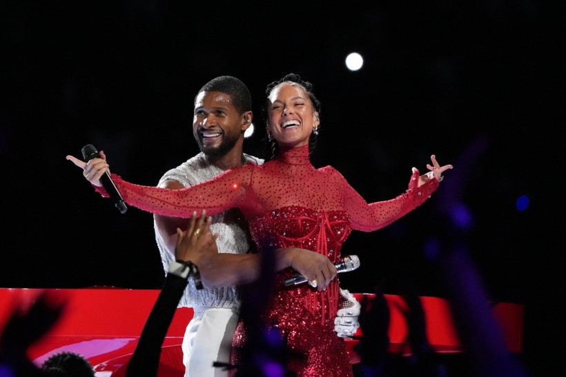 Usher performs with Alicia Keys