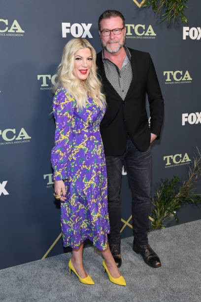 LOS ANGELES, CALIFORNIA - FEBRUARY 06: Tori Spelling and Dean McDermott attend Fox Winter TCA at The Fig House on February 06, 2019 in Los Angeles, California. 
