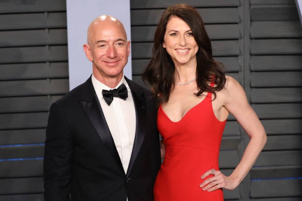 BEVERLY HILLS, CALIFORNIA - MARCH 04: Jeff Bezos (L) and MacKenzie Bezos attends the 2018 Vanity Fair Oscar Party hosted by Radhika Jones at Wallis Annenberg Center for the Performing Arts on March 04, 2018 in Beverly Hills, California. 