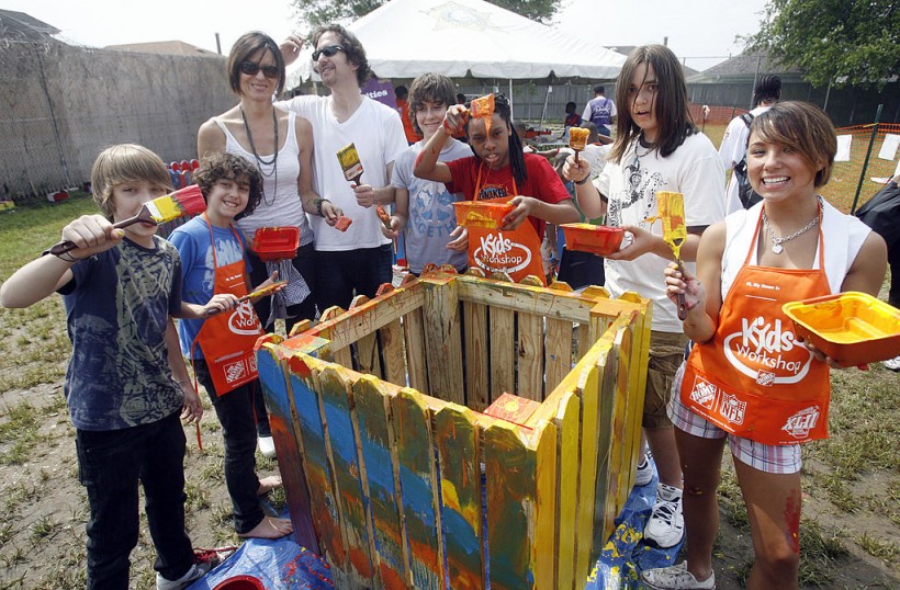 Nickelodeon's the Naked Brothers Band and JJ Help Rebuild Playgroud