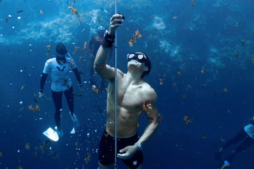 Orlando Bloom free diving in the Bahamas