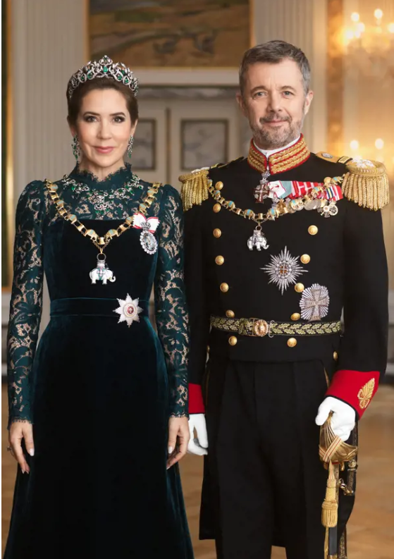 The Royal House has released the first official gala portrait of Queen Mary and King Frederik of Denmark.