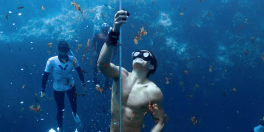 Orlando Bloom free diving in the Bahamas