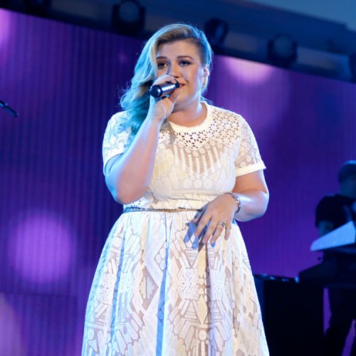 Kelly Clarkson Pregnant Baby Bump PHOTOS & VIDEO; Revealed During 'The ...